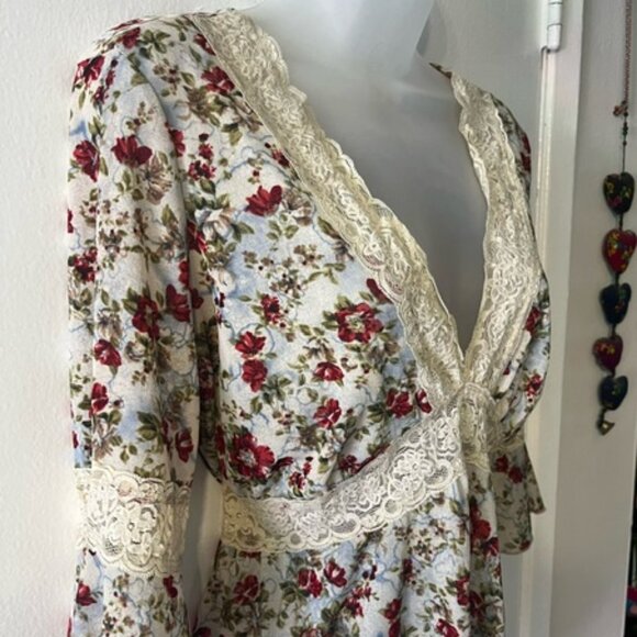 Beautiful Floral Lace Top - Picture 3 of 7